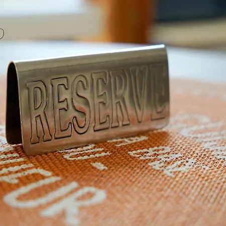 招待所 La Reserve, Et